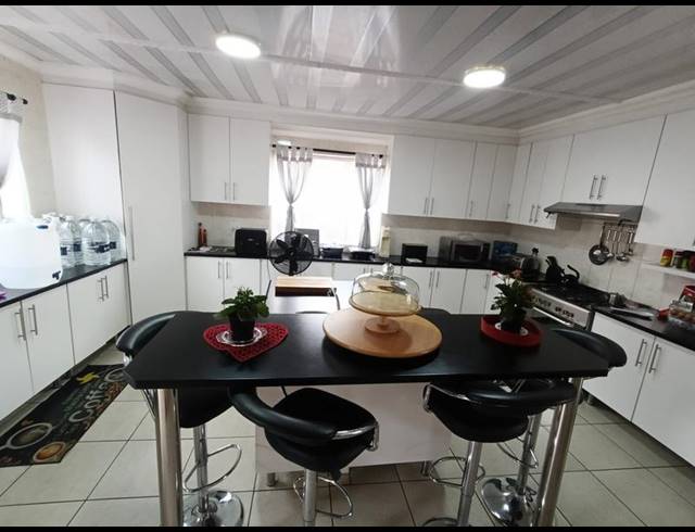 5 BEDROOM HOUSE FOR SALE IN SELECTION PARK